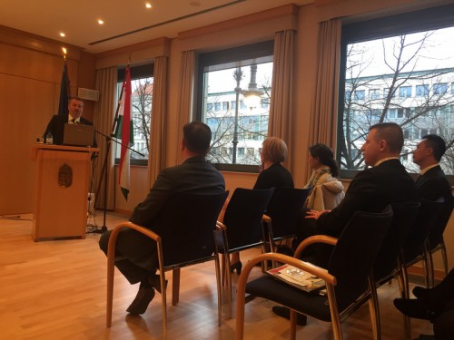 匈牙利駐德國大使彼得•吉約爾科斯於匈牙利大使館歡迎中東歐十六國的代表